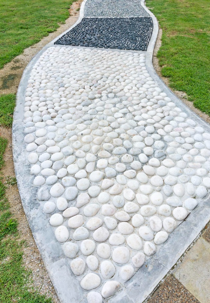 Chemin en galets décoratifs